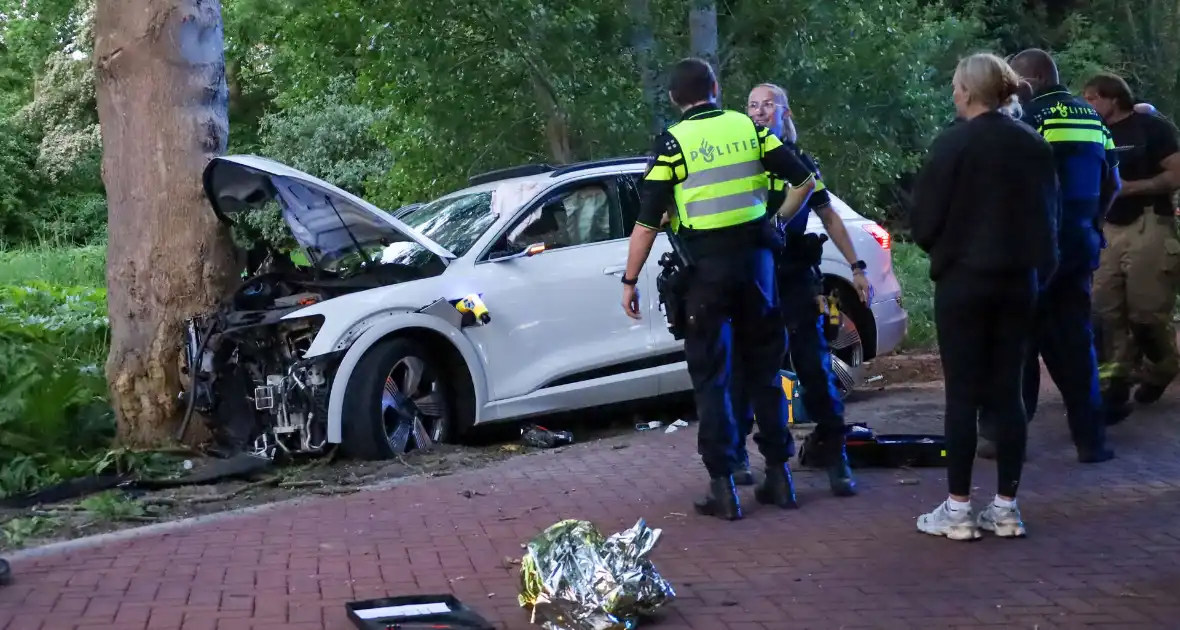 Gewonden nadat auto tegen boom klapt - Foto 1