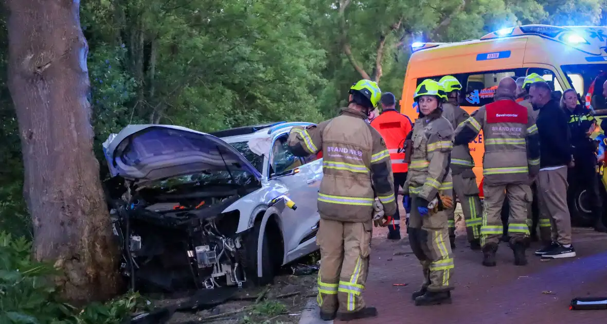 Gewonden nadat auto tegen boom klapt - Foto 2