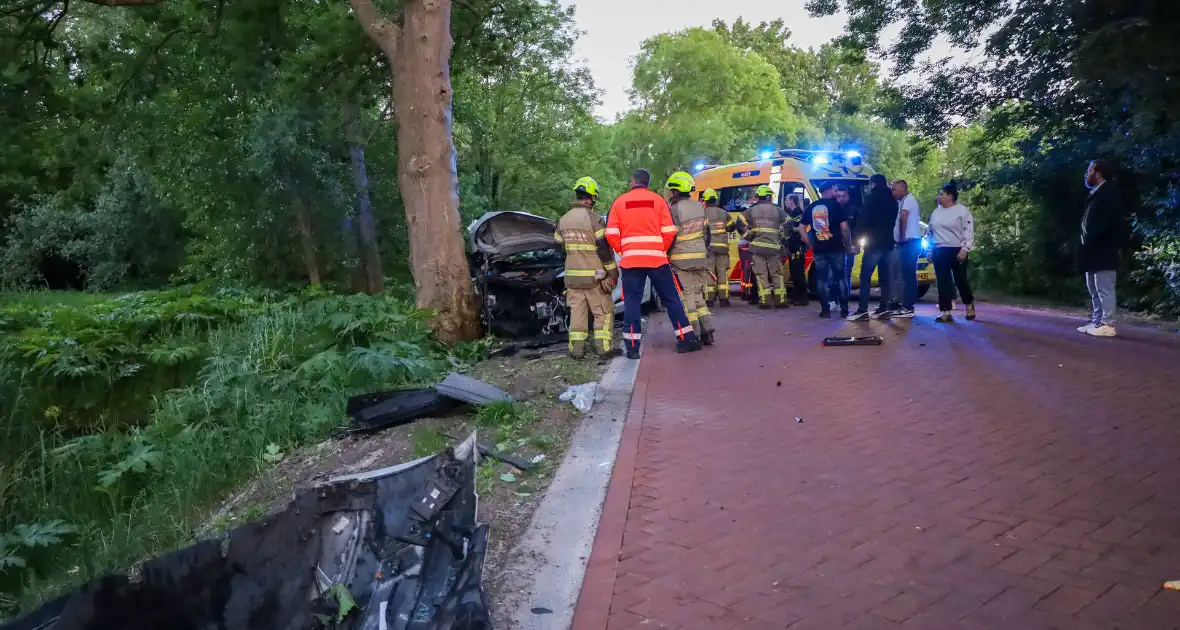 Gewonden nadat auto tegen boom klapt - Foto 3