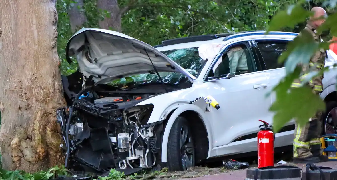 Gewonden nadat auto tegen boom klapt - Foto 4