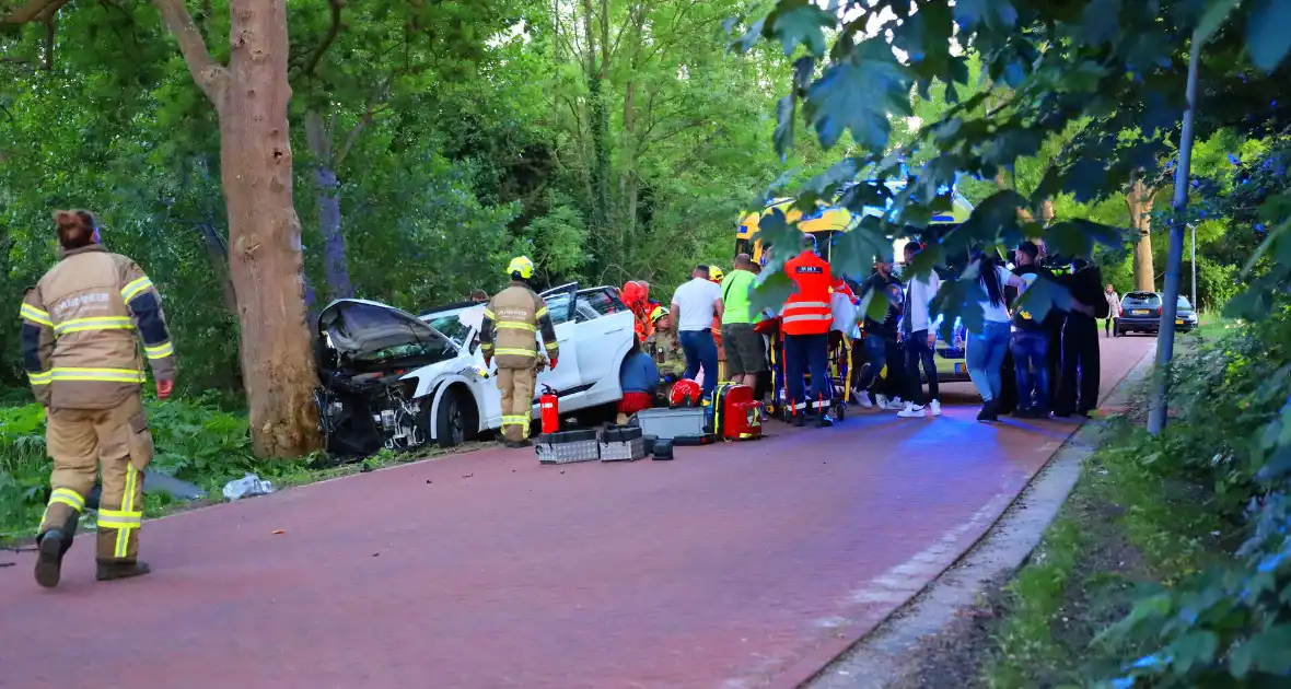 Gewonden nadat auto tegen boom klapt - Foto 6