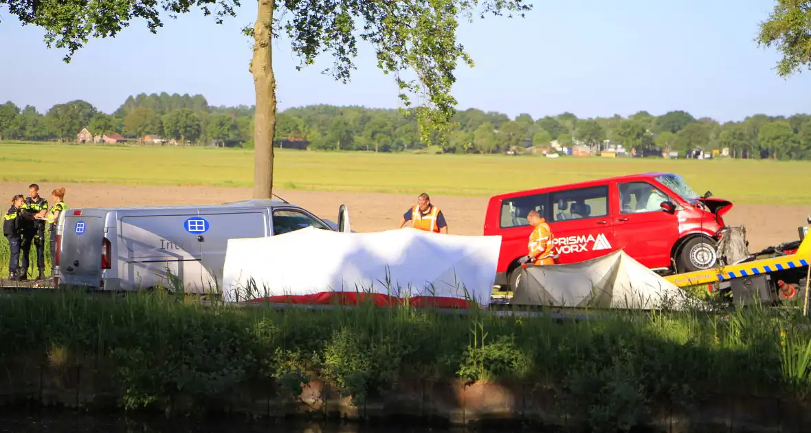 Dodelijke botsing tussen bestelbussen - Foto 1