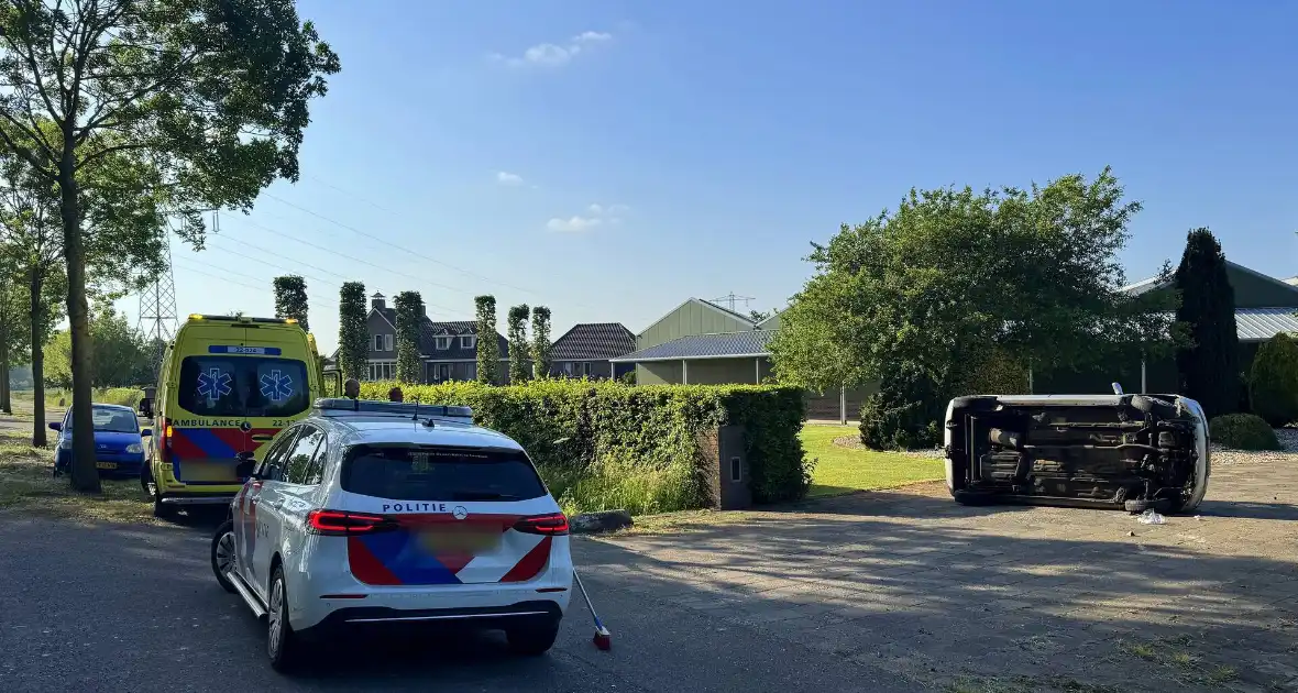 Automobilist verliest macht over het stuur ramt boom en belandt op zijkant