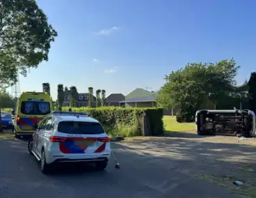 Automobilist verliest macht over het stuur ramt boom en belandt op zijkant