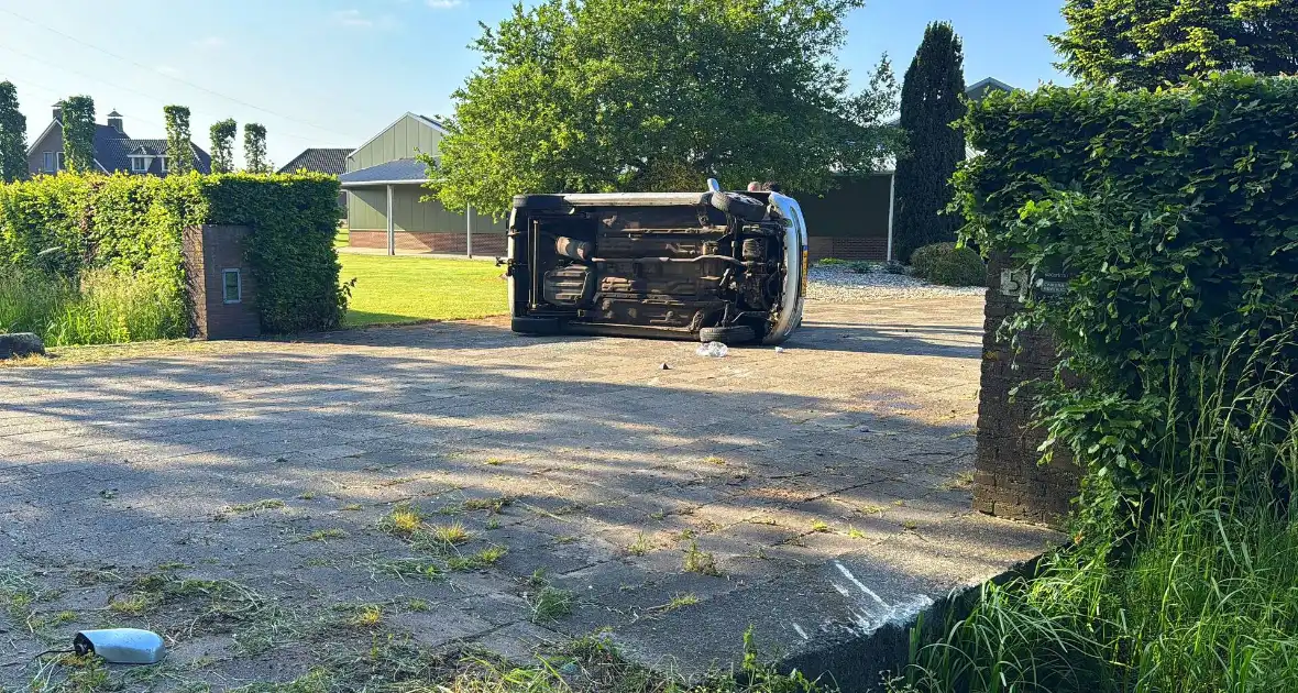 Automobilist verliest macht over het stuur ramt boom en belandt op zijkant - Foto 1