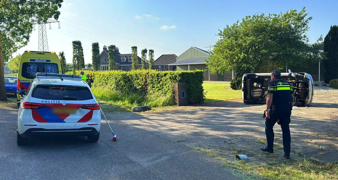 Automobilist verliest macht over het stuur ramt boom en belandt op zijkant - Foto 2