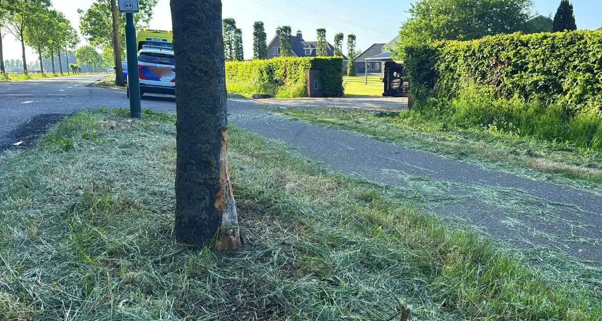 Automobilist verliest macht over het stuur ramt boom en belandt op zijkant - Foto 3