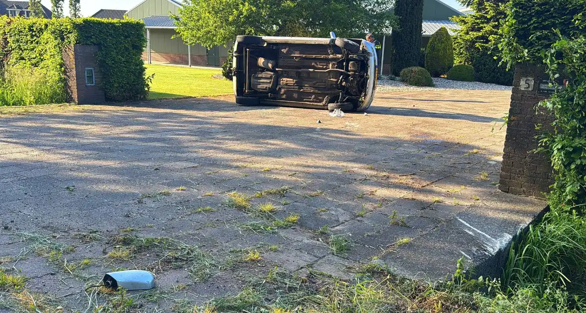 Automobilist verliest macht over het stuur ramt boom en belandt op zijkant - Foto 4