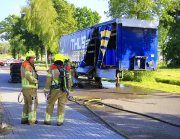 Trailer met accu's vat vlam