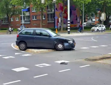 Twee voertuigen fiks beschadigd bij ongeval op kruising