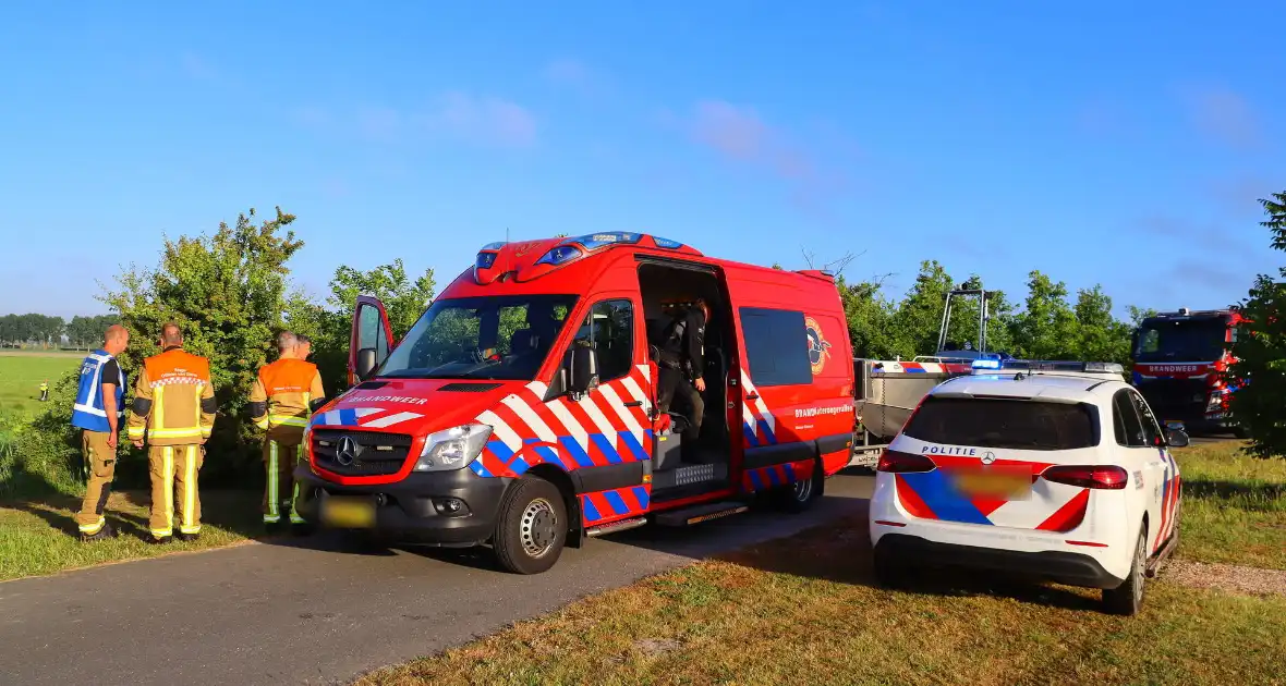 Automobilist gewond nadat voertuig te water raakt - Foto 1