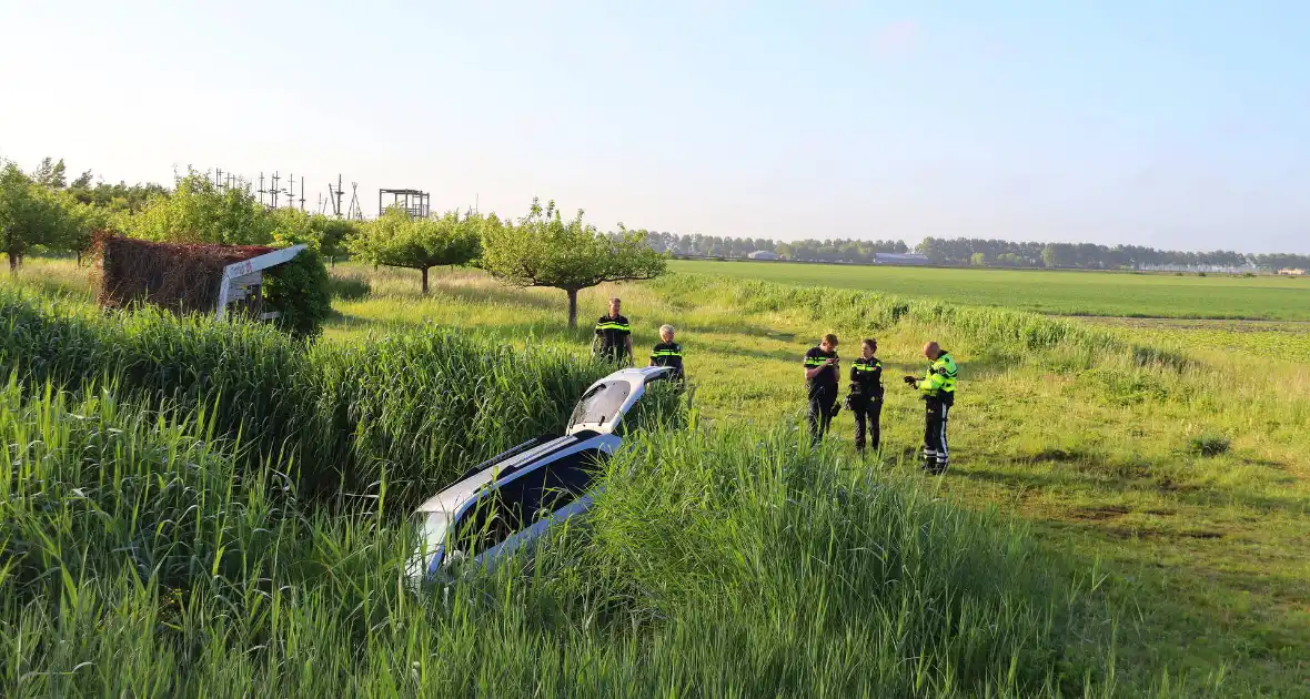 Automobilist gewond nadat voertuig te water raakt - Foto 3