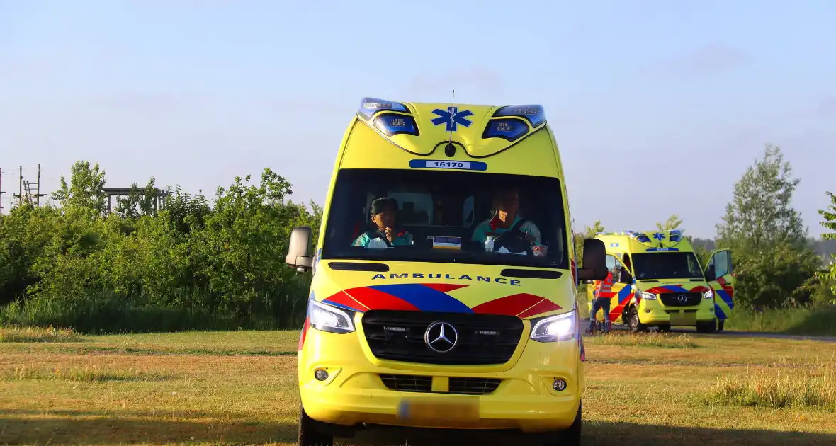 Automobilist gewond nadat voertuig te water raakt - Foto 6