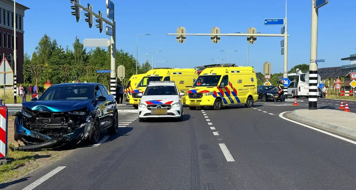 Vader en twee kinderen gewond na ongeval op kruising - Foto 1
