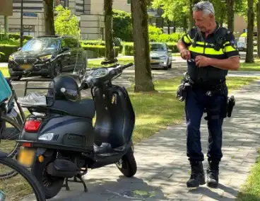 Scooterrijdster gewond na valpartij op kruising