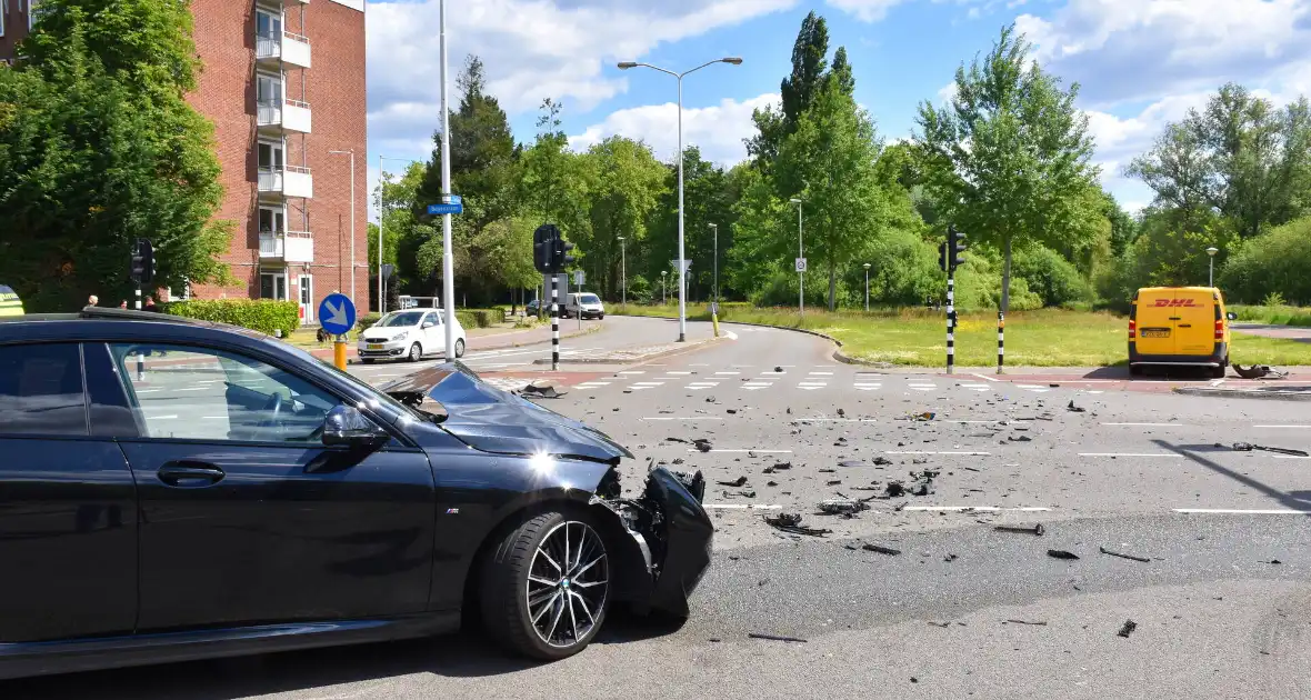 Enorme ravage na ongeval tussen bestelbus en auto