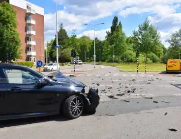 Enorme ravage na ongeval tussen bestelbus en auto