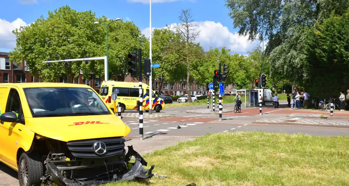 Enorme ravage na ongeval tussen bestelbus en auto - Foto 1