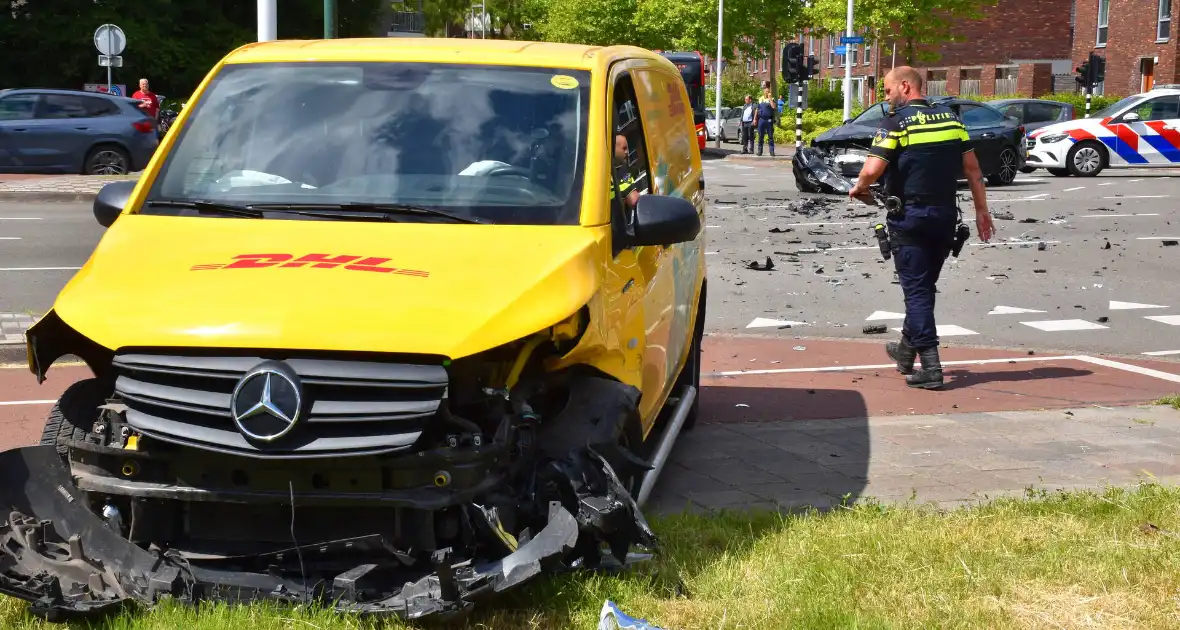 Enorme ravage na ongeval tussen bestelbus en auto - Foto 2