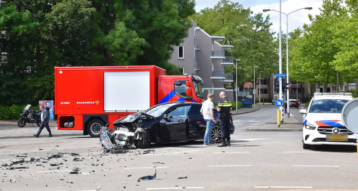 Enorme ravage na ongeval tussen bestelbus en auto - Foto 3