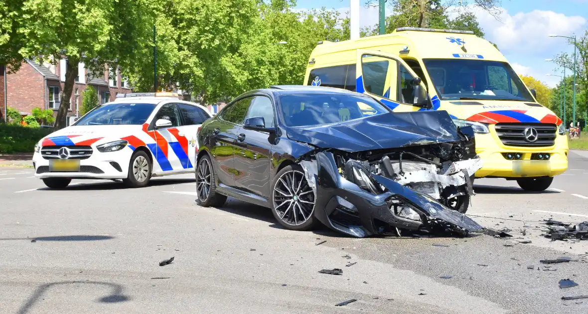 Enorme ravage na ongeval tussen bestelbus en auto - Foto 4