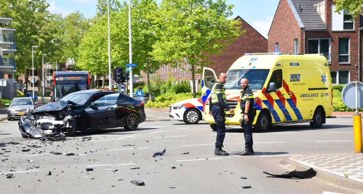 Enorme ravage na ongeval tussen bestelbus en auto - Foto 5