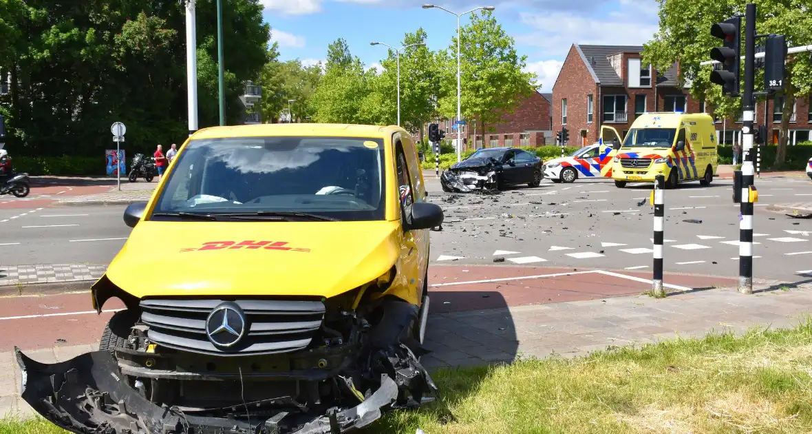 Enorme ravage na ongeval tussen bestelbus en auto - Foto 6