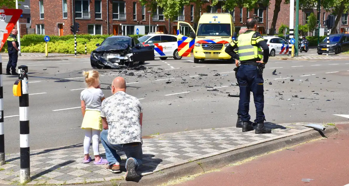 Enorme ravage na ongeval tussen bestelbus en auto - Foto 7