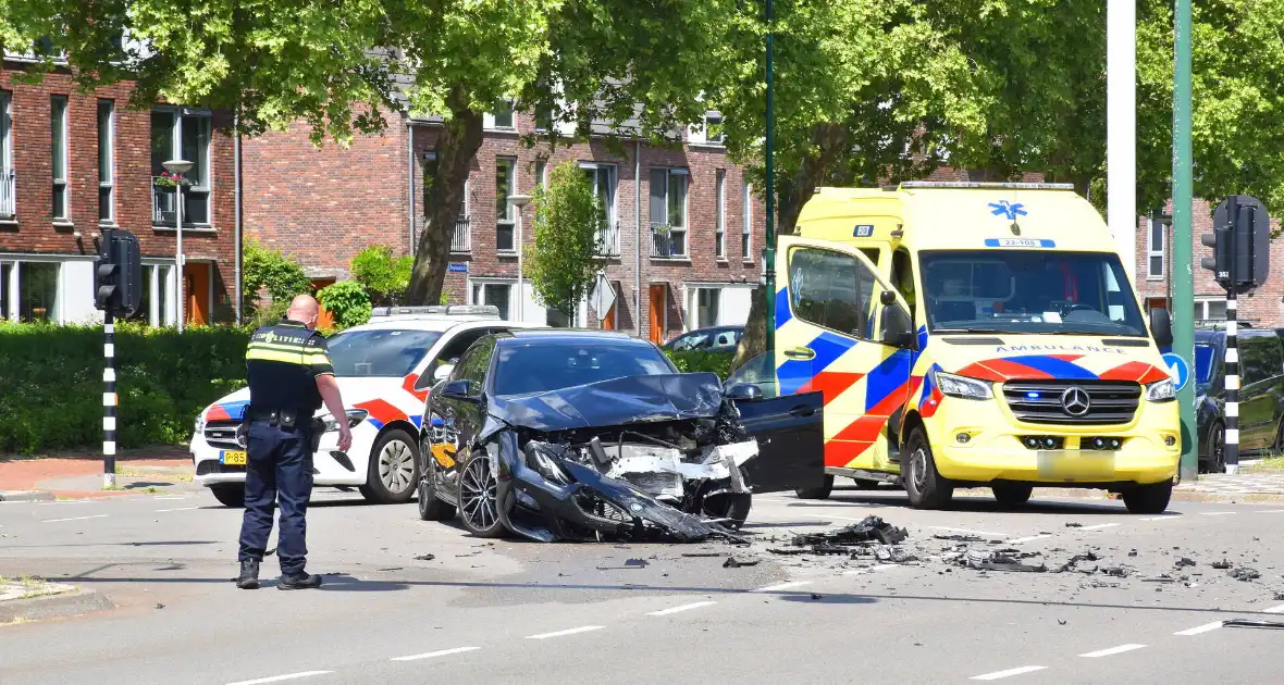 Enorme ravage na ongeval tussen bestelbus en auto - Foto 8