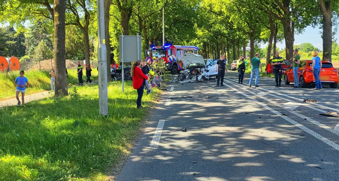 Vier auto's betrokken bij ongeval; flinke ravage op de weg