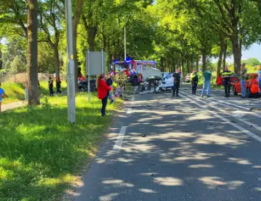 Vier auto's betrokken bij ongeval; flinke ravage op de weg