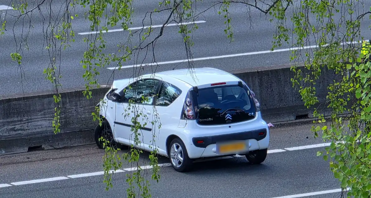 Ongeval op snelweg met twee voertuigen - Foto 4