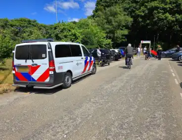 Scooterrijder botst tegen Tesla op parkeerplaats