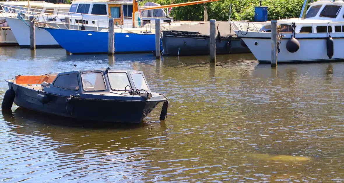 Auto met boot te water bij trailerhelling