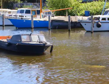 Auto met boot te water bij trailerhelling