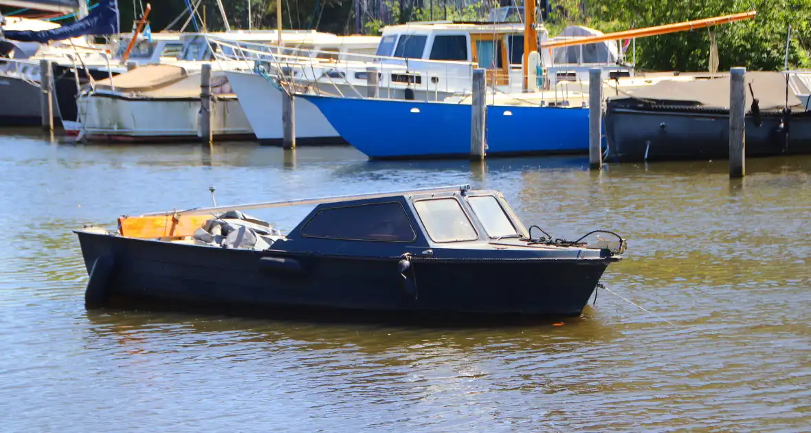 Auto met boot te water bij trailerhelling - Foto 3