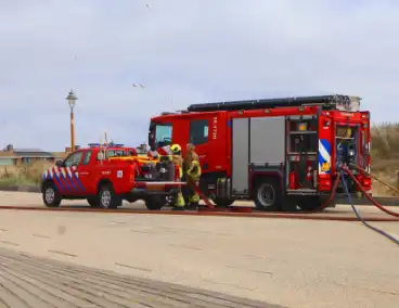 Brandweer besproeit duinen ter voorbereiding op demonstratie