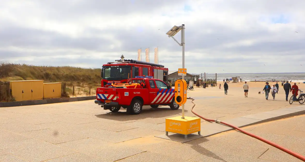 Brandweer besproeit duinen ter voorbereiding op demonstratie - Foto 2