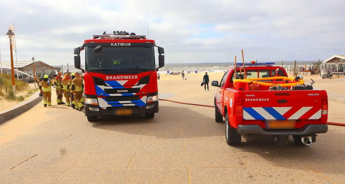 Brandweer besproeit duinen ter voorbereiding op demonstratie - Foto 3
