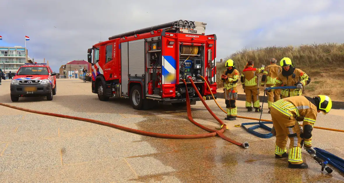 Brandweer besproeit duinen ter voorbereiding op demonstratie - Foto 4