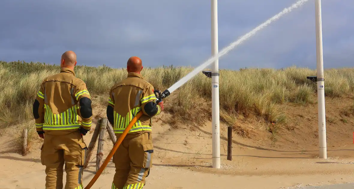 Brandweer besproeit duinen ter voorbereiding op demonstratie - Foto 5