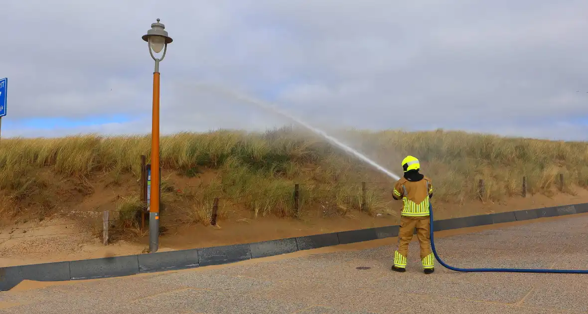 Brandweer besproeit duinen ter voorbereiding op demonstratie - Foto 6