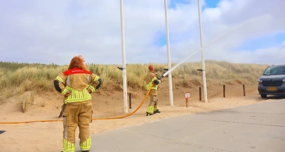 Brandweer besproeit duinen ter voorbereiding op demonstratie - Foto 7