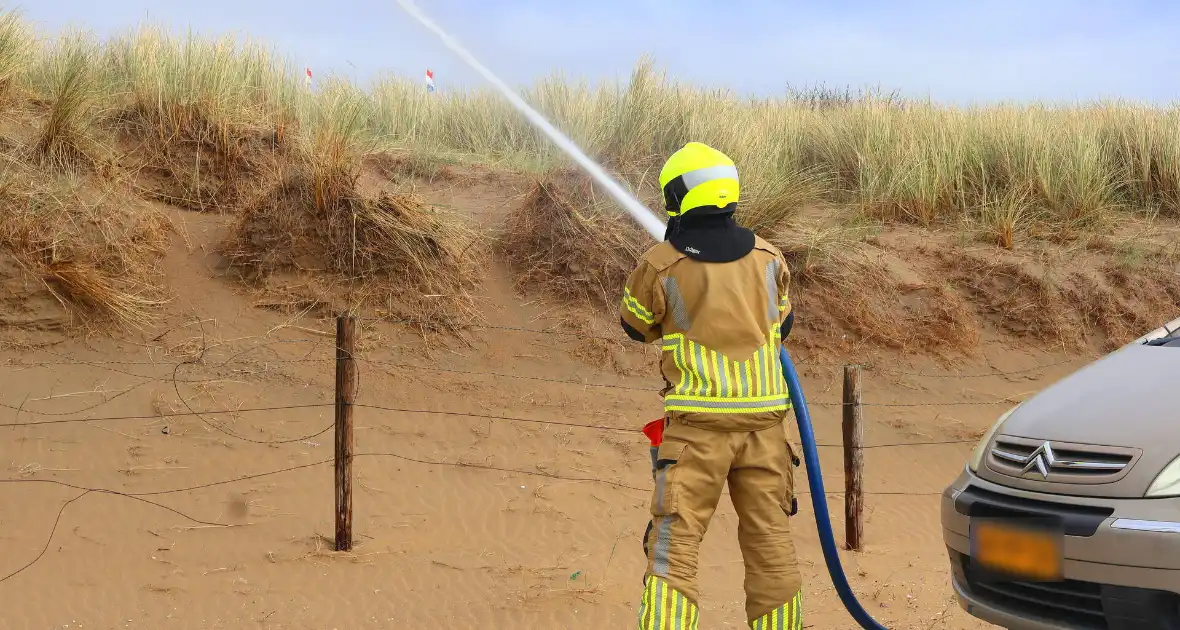 Brandweer besproeit duinen ter voorbereiding op demonstratie - Foto 9