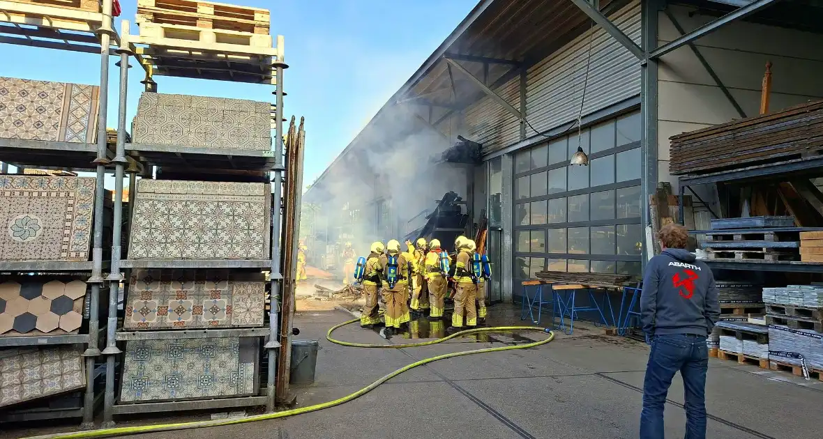 Palletopslag in brand, gebouw bedreigt - Foto 2
