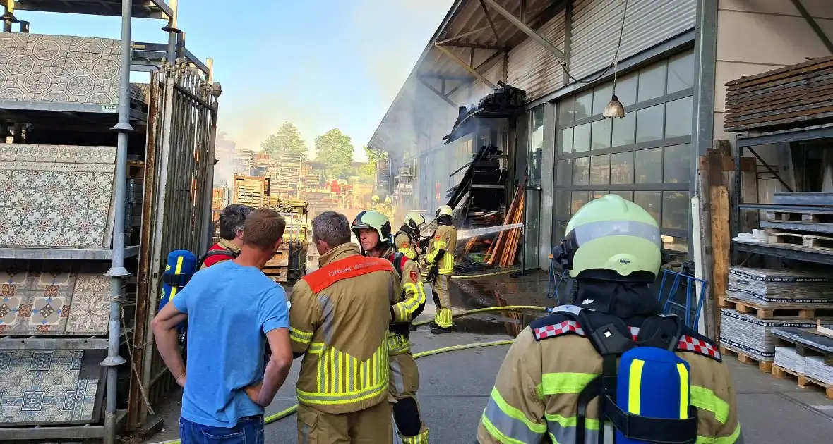 Palletopslag in brand, gebouw bedreigt - Foto 3