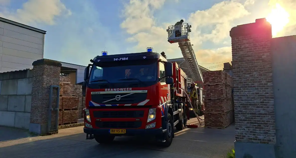 Palletopslag in brand, gebouw bedreigt - Foto 4