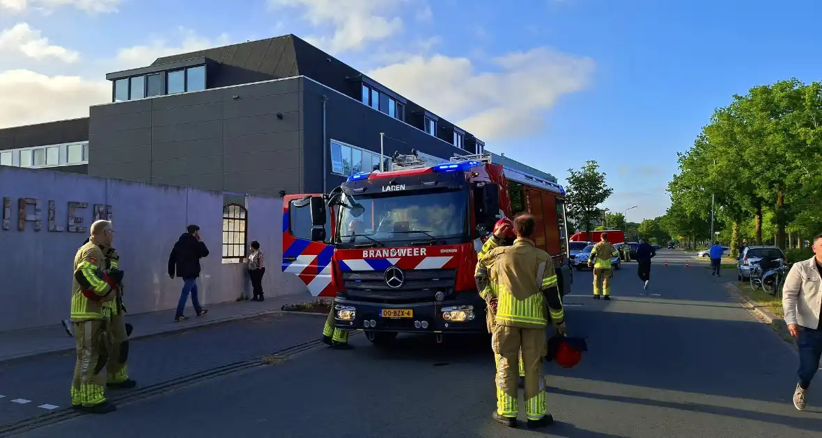 Palletopslag in brand, gebouw bedreigt - Foto 5
