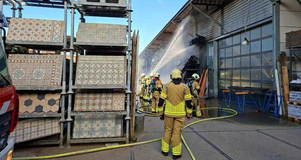 Palletopslag in brand, gebouw bedreigt - Foto 6