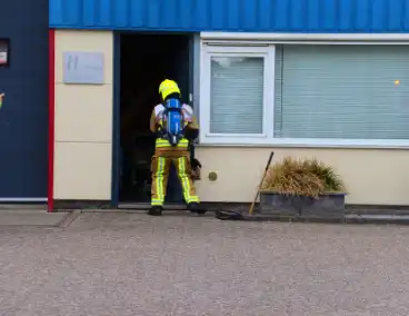 Blusvoertuig en hoogwerker naar meldingen